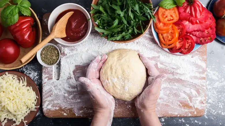 El líquido que siempre debes tener a mano al estirar la masa de pizza