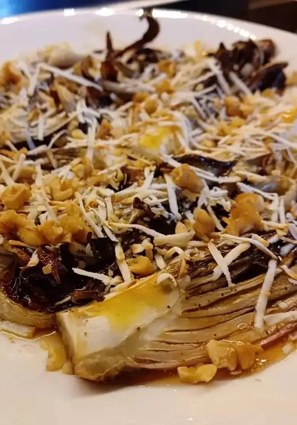 Radicchio tardío al horno con salsa agridulce y hojuelas de ricotta ahumada
