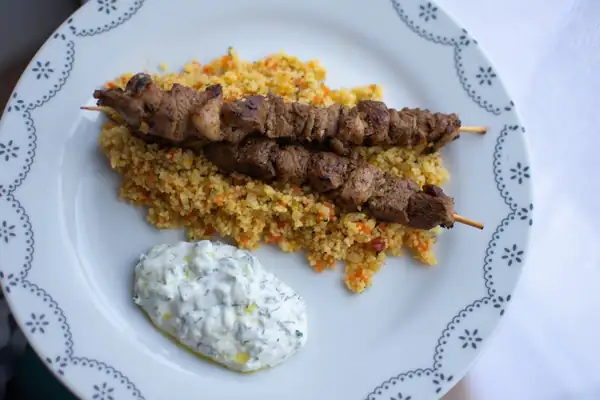 Brochetas de cordero con cuscús y tzatziki