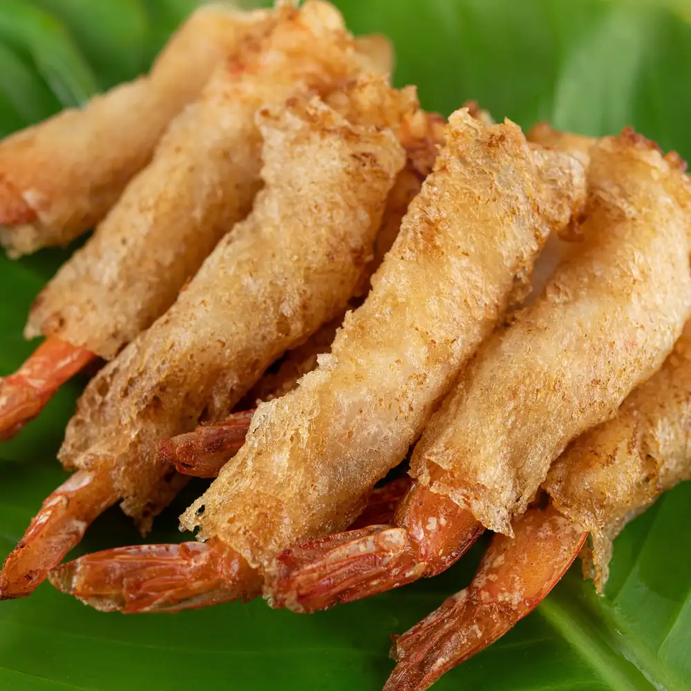 Aperitivo de gambas enteras crujientes envueltas en papel de arroz