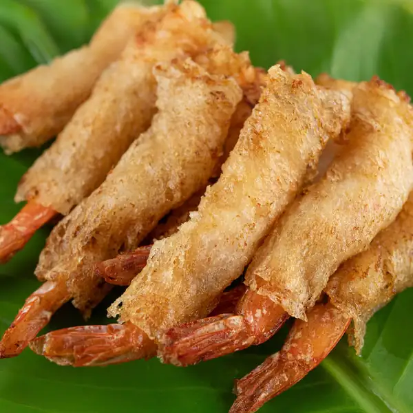 Aperitivo de gambas enteras crujientes envueltas en papel de arroz