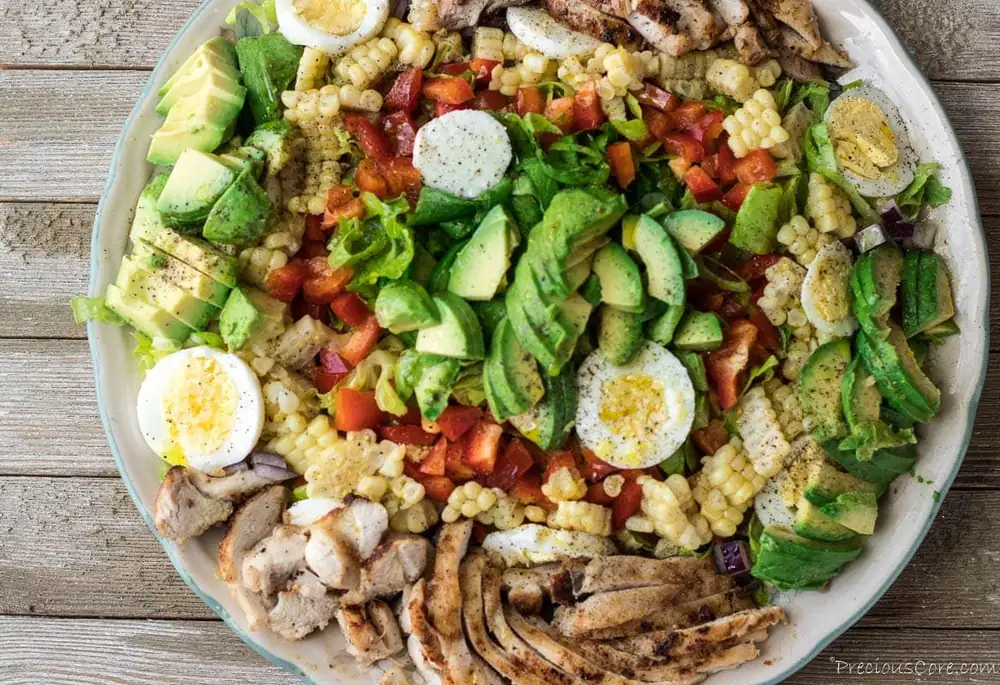 Ensalada de pollo y aguacate con aderezo de lima (¡incluye vídeo!)