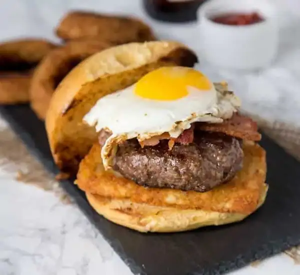 Cómo preparar una hamburguesa para el desayuno (receta)