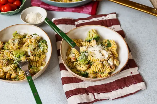 Pasta pesto with broccoli and chicken