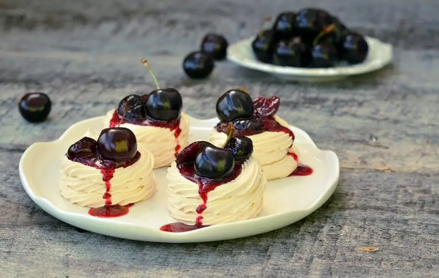 Mini Pavlovas De Cereza Con Crema De Chocolate