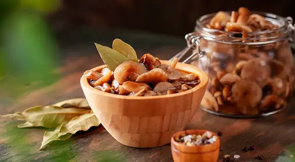 Champiñones encurtidos con miel para el invierno