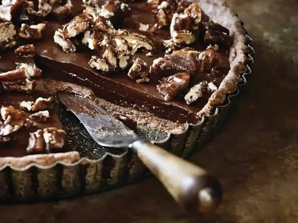 Tarta de chocolate con sal marina y nueces pecanas