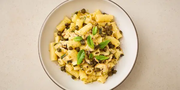 Receta de rigatoni de calabacín asado en salsa de mantequilla con limón y menta