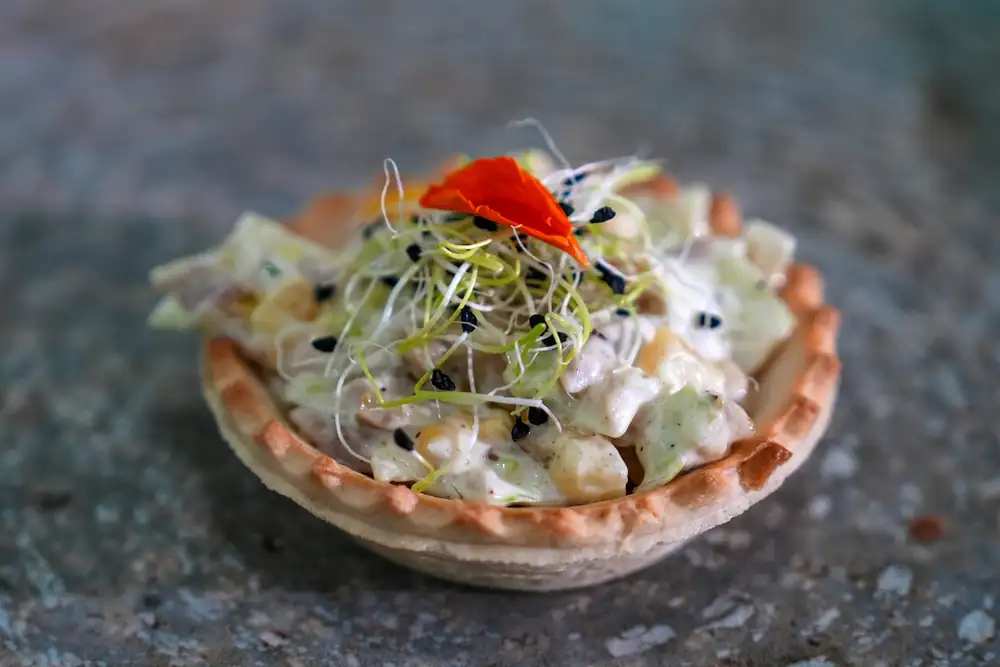 Rabbit meat tarts with pineapple