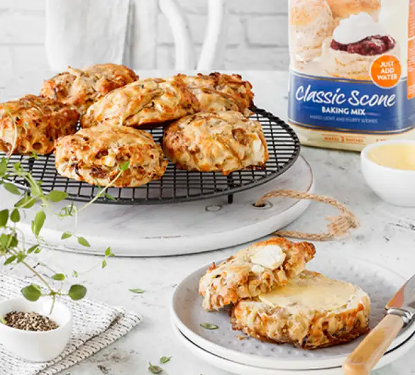 Receta de scones de cebolla caramelizada, queso feta y tomillo (Nueva Zelanda)