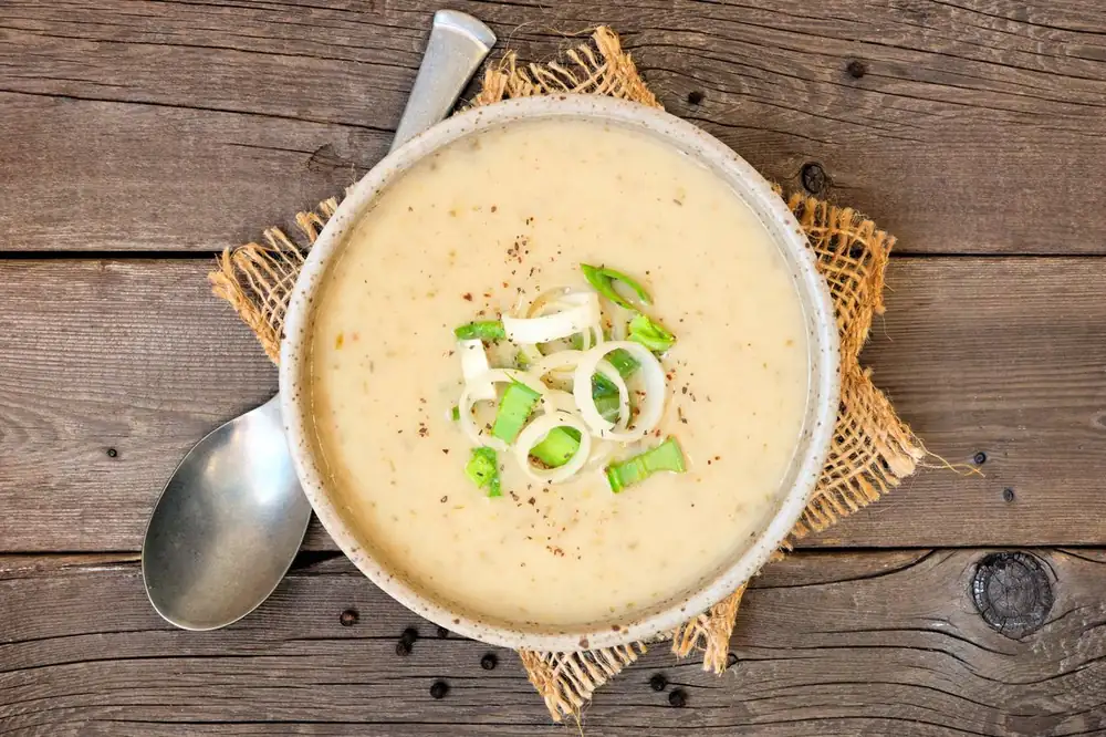 La sopa de puerros y patatas sabe aún mejor cuando le añades un paso extra sencillo