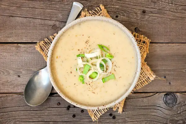 La sopa de puerros y patatas sabe aún mejor cuando le añades un paso extra sencillo