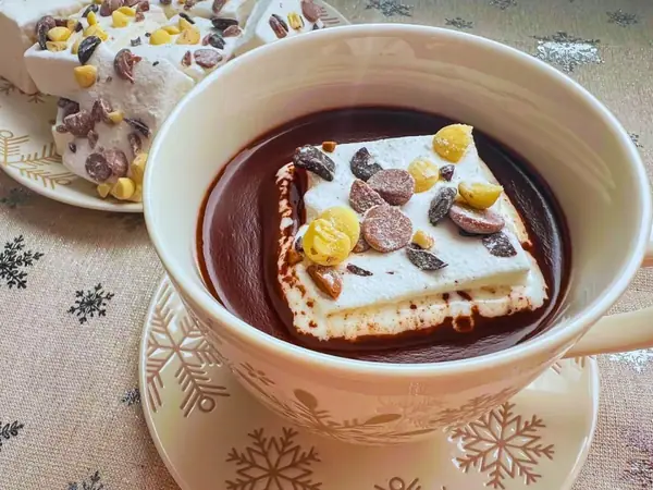 Chocolate caliente con malvaviscos caseros