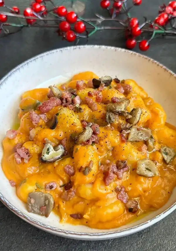 GNOCCHI WITH PUMPKIN CREAM, BACON AND MUSHROOMS