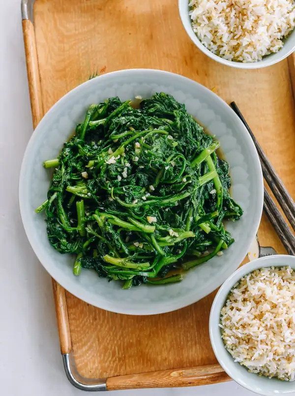 Stir-Fried Tong ho (Chrysanthemum Greens