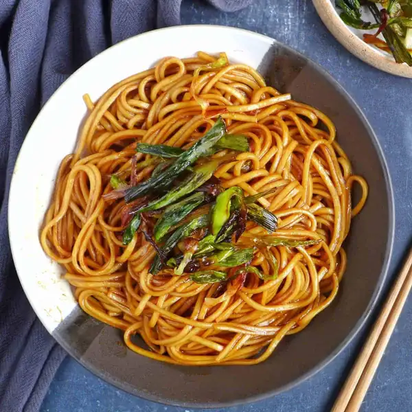 Scallion Oil Noodles (葱油拌面)