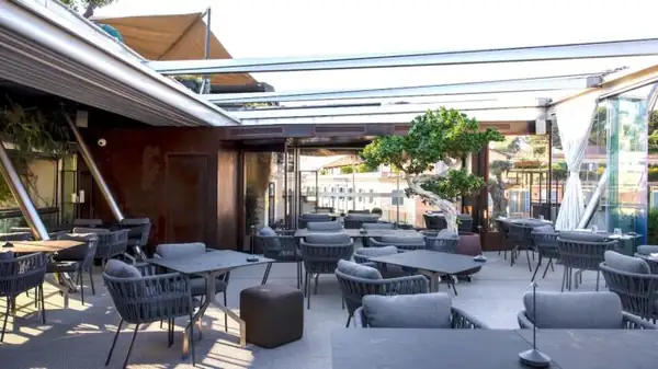 In Rome there is a terrace in the heart of the city where aperitifs and dinners last all year round