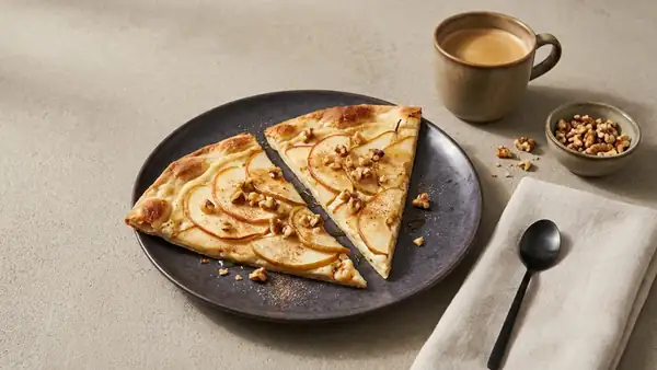 Tarta flambeada dulce con manzana, pera y sirope de arce con romero