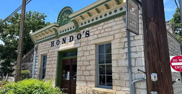 Consigue una patata asada rellena del tamaño de un balón de fútbol en este restaurante de barbacoa de Fredericksburg