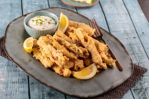 Calabacines fritos con salsa de yogur griego