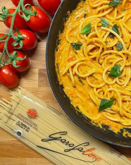 Espaguetis XXL con crema de tomate cherry
