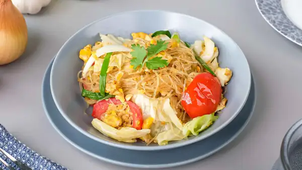 Stir-Fried Glass Noodles with Eggs ผัดวุ้นเส้น (Pad Woon Sen)