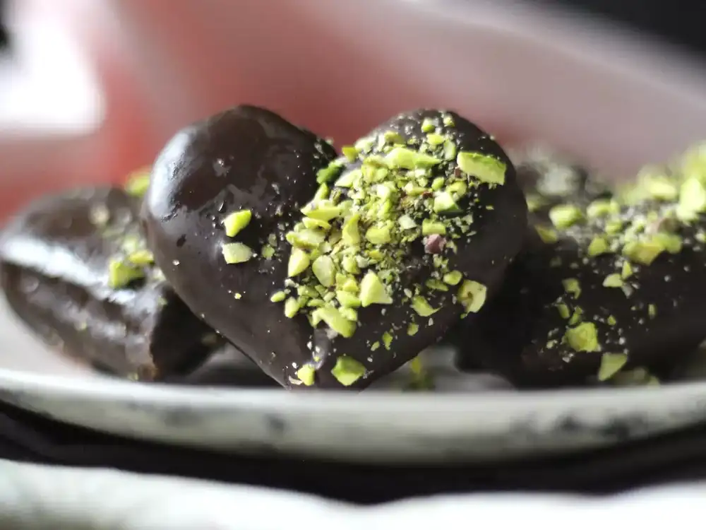 Bizcochos de soletilla con cobertura de chocolate y pistacho
