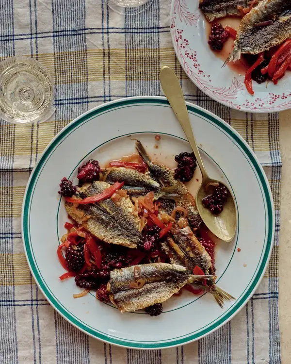 Receta de José Pizarro de sardinas asadas con escabeche de moras