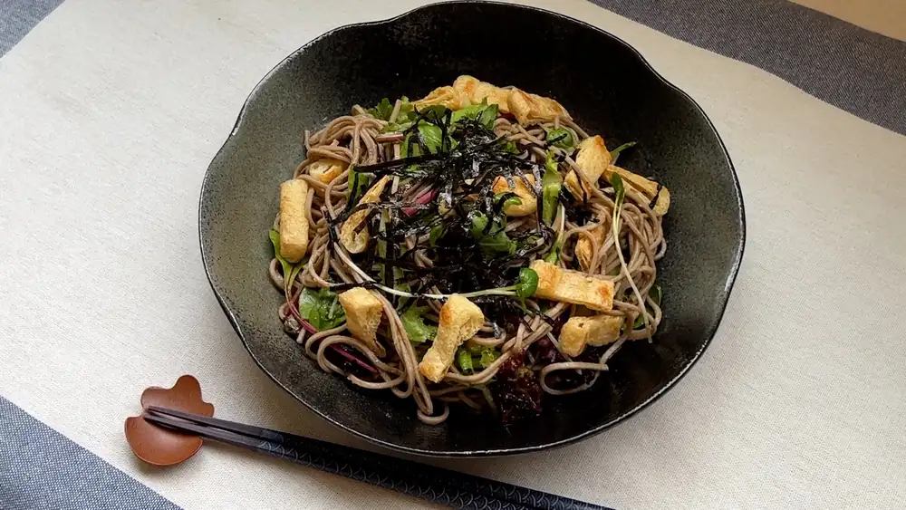 Ensalada de fideos soba con picatostes de tofu frito