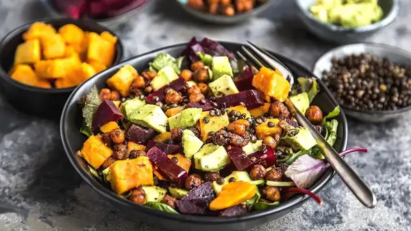 El paso importante a seguir al añadir ingredientes de cocina a las ensaladas