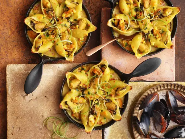 Stuffed shell pasta with mussel curry ragout