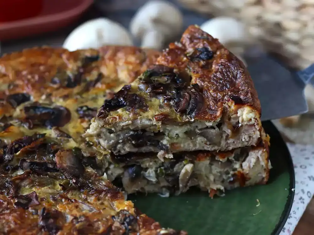Crustless quiche with mushrooms, bacon and cottage cheese