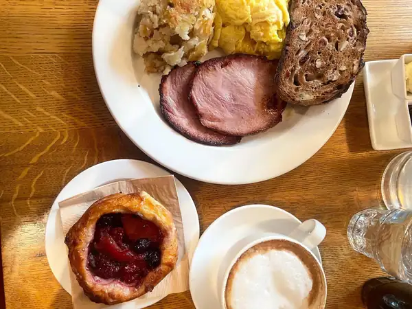 This Cozy Cambridge Classic Is One of the Best Breakfasts in Town