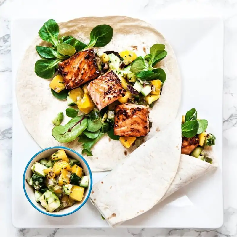 Taco de pescado con ensalada de mango y aguacate