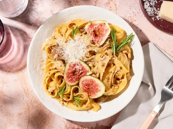 Fig pasta with balsamic vinegar and pine nuts