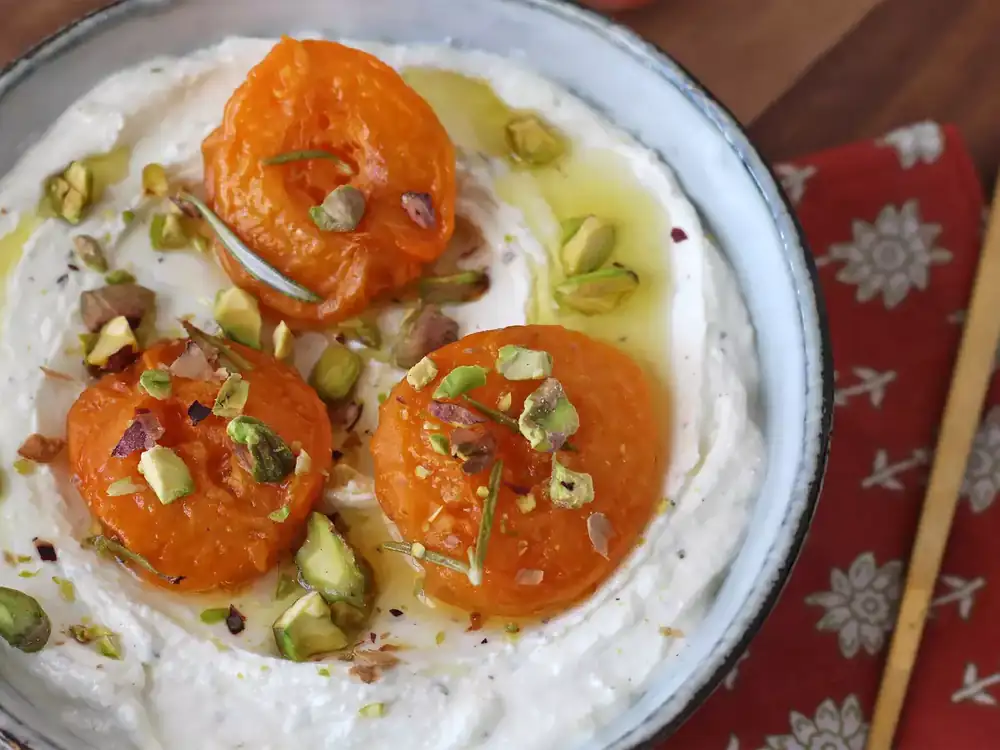 Queso feta batido con albaricoques asados y pistachos: ¡la crema perfecta para untar como aperitivo!