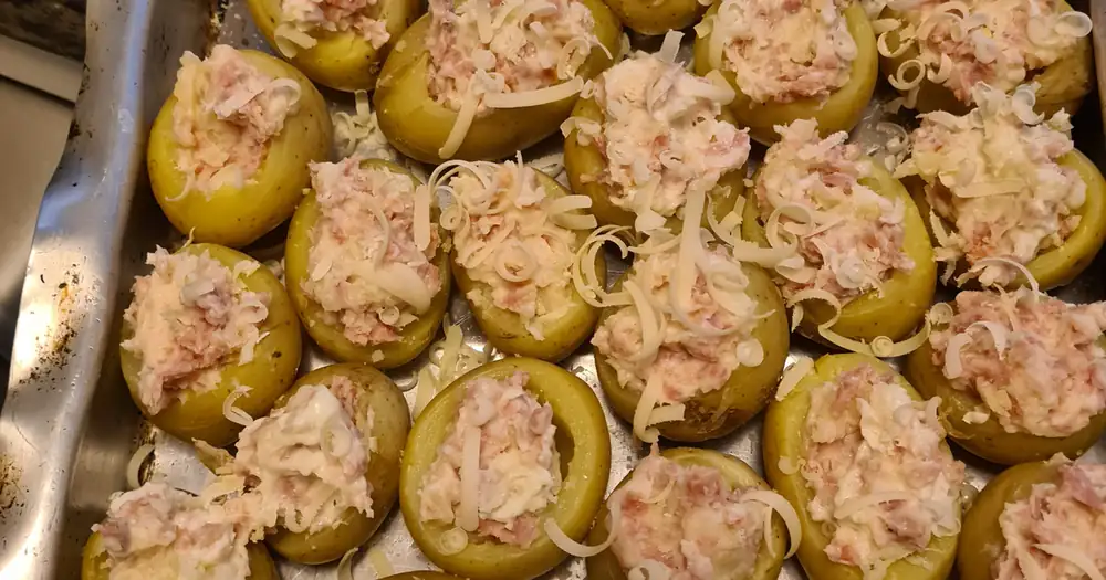 Recipe for stuffed potatoes (mini potatoes), submitted by Monica Castagna de Sousa