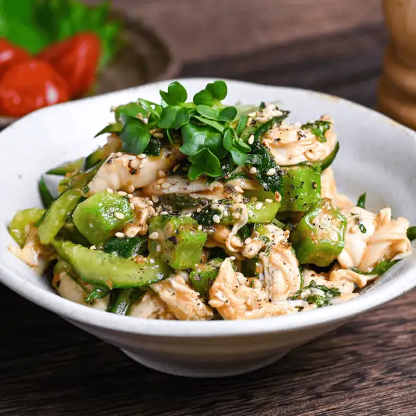 Ensalada de pollo tierno escalfado con aderezo japonés afrutado