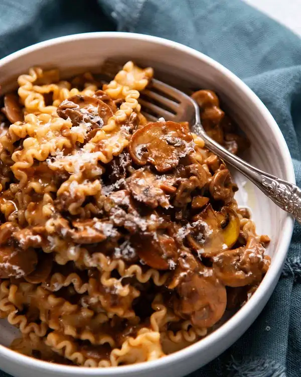 Pasta con ragú de champiñones - RecipeTin come pasta con ragú de champiñones