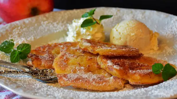 Fried apple rings in pancake batter according to a Bavarian recipe. Sparkling water makes them wonderfully fluffy