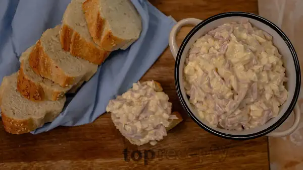 Ensalada Hermelin retro según ČSN: Corta el queso directamente de la nevera y no abuses de la mayonesa