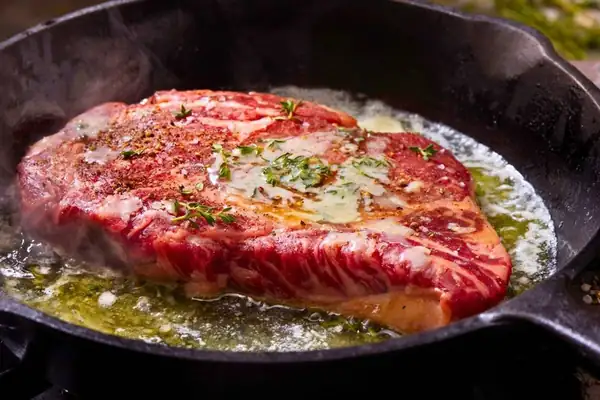 Deja de usar aceite de oliva para el bistec y opta por un ingrediente mejor para una corteza crujiente y sabrosa