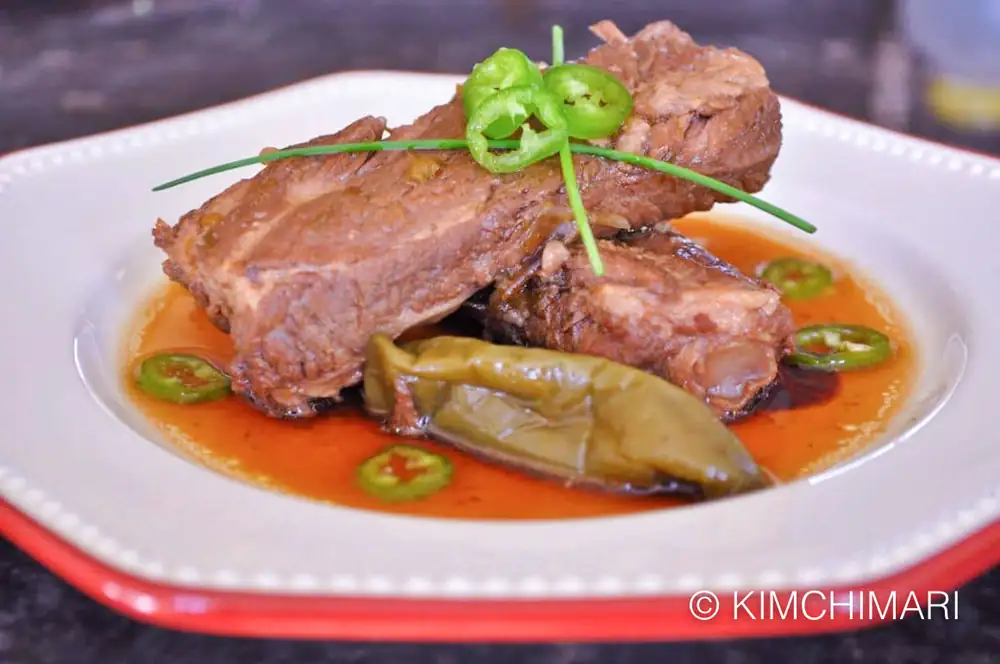 Costillas de cerdo estofadas con soja picante (돼지갈비 조림 Dwaeji Galbi Jorim)