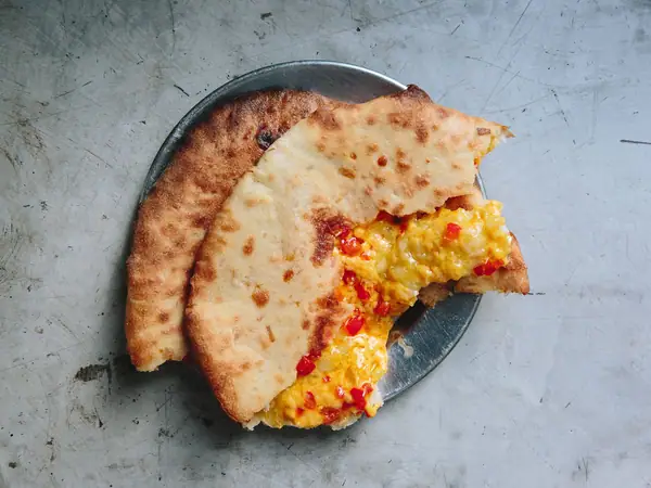Kulcha rellena de queso cheddar