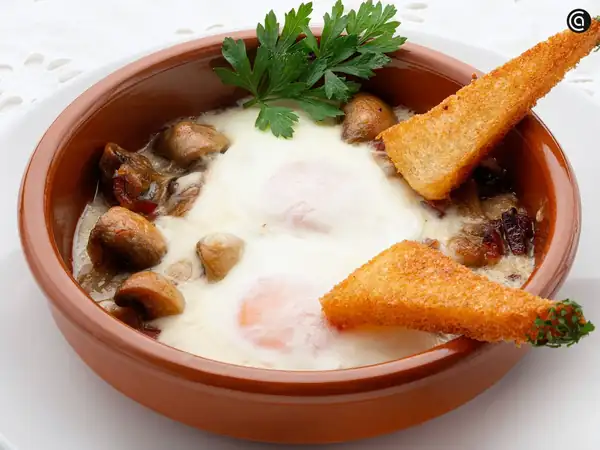 Eggs à la reine with mushrooms and ham, a recipe by Karlos Arguiñano