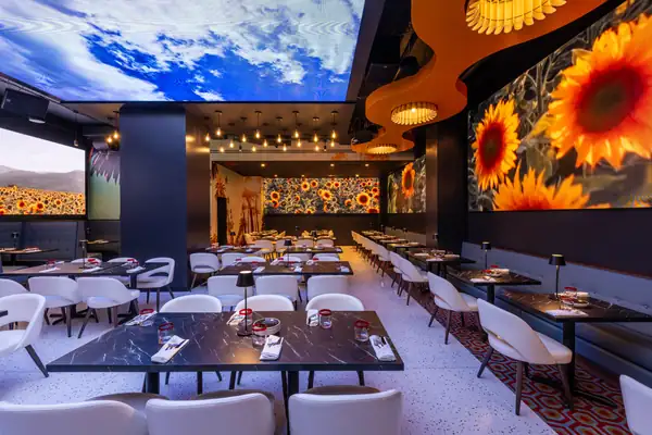 Planet Hollywood regresa con demasiadas pantallas digitales en