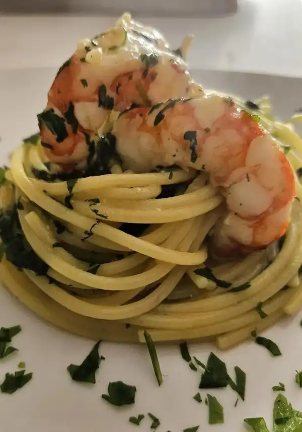 Saffron Spaghetti with Arugula and Prawns