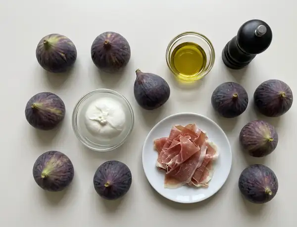Fig carpaccio with burrata and ham, a fresh starter ready in 15 minutes