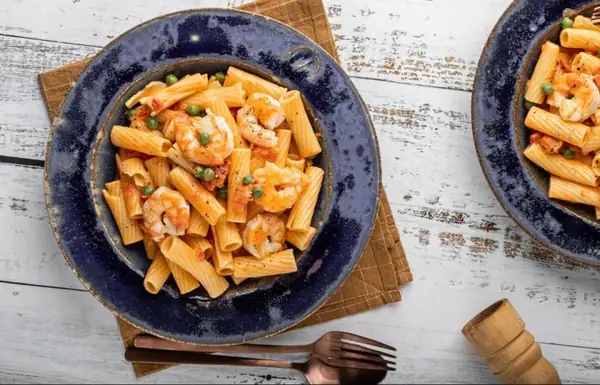 Rigatoni de camarones y guisantes