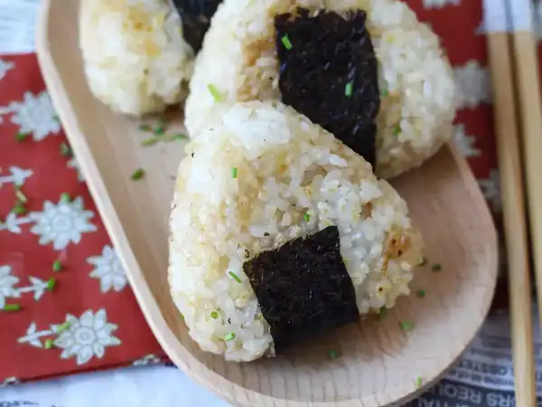 Grilled onigiri filled with melted cheese: the Japanese snack you'll want to have again